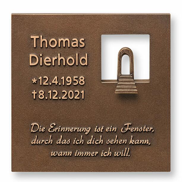 Quadratische Schrifttafel aus Bronze mit Himmelstor und individueller Schrift - Ianua