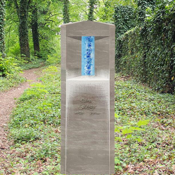 Moderner Urnengrabstein aus Kalkstein mit Glas Element in blau - Porta Aqua