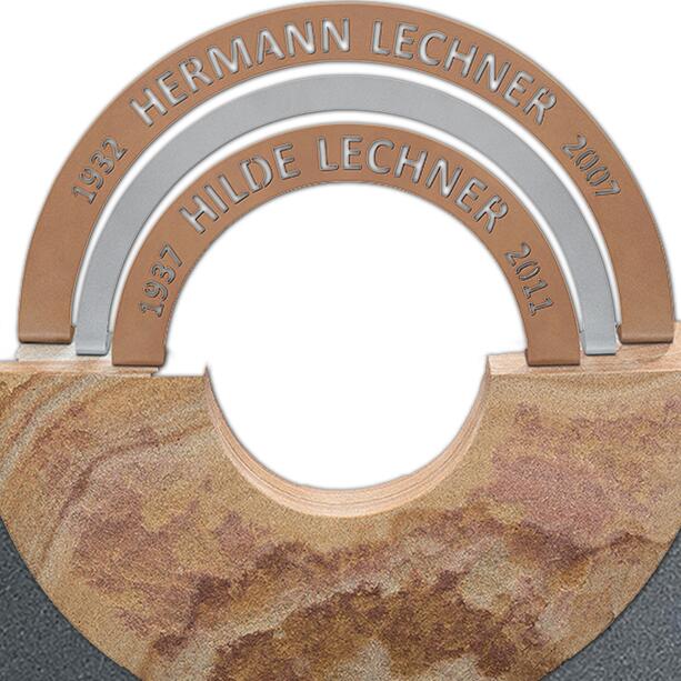 Urnengrab Liegestein mit Regenbogen Ornament & Gravur in Bronze - Arcobaleno