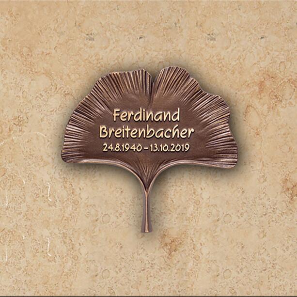 Helle Liegeplatte in Kalkstein mit Gingko Ornament und Gravur - Gingko Albero