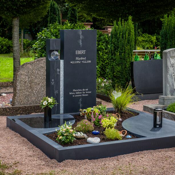 Einzelgrabstein Granit schwarz mit Glas & Blumen - Terra