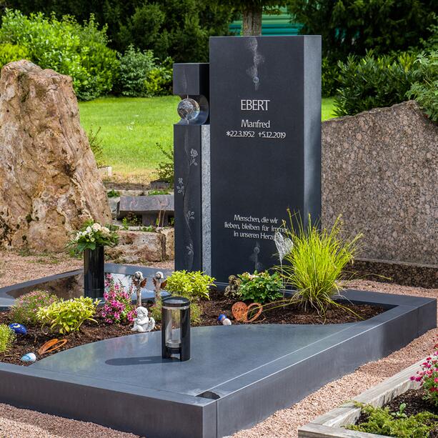 Einzelgrabstein Granit schwarz mit Glas & Blumen - Terra