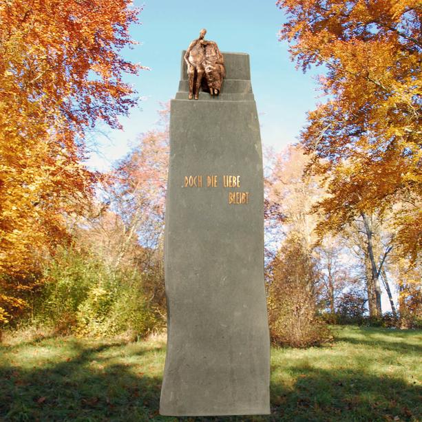 Moderner Doppelgrabstein Stele aus Kalkstein mit Bronze Figur Paar - Vega