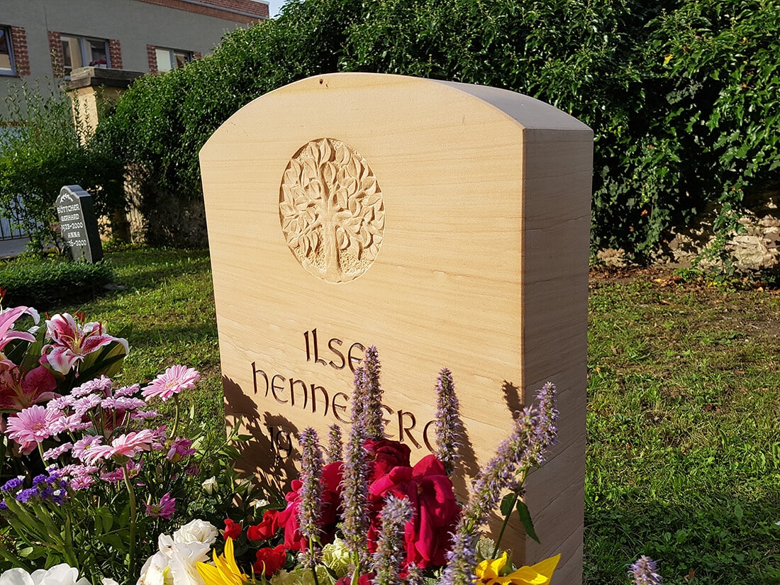 Harmonische Grabbepflanzung zu Grabstein aus Sandstein